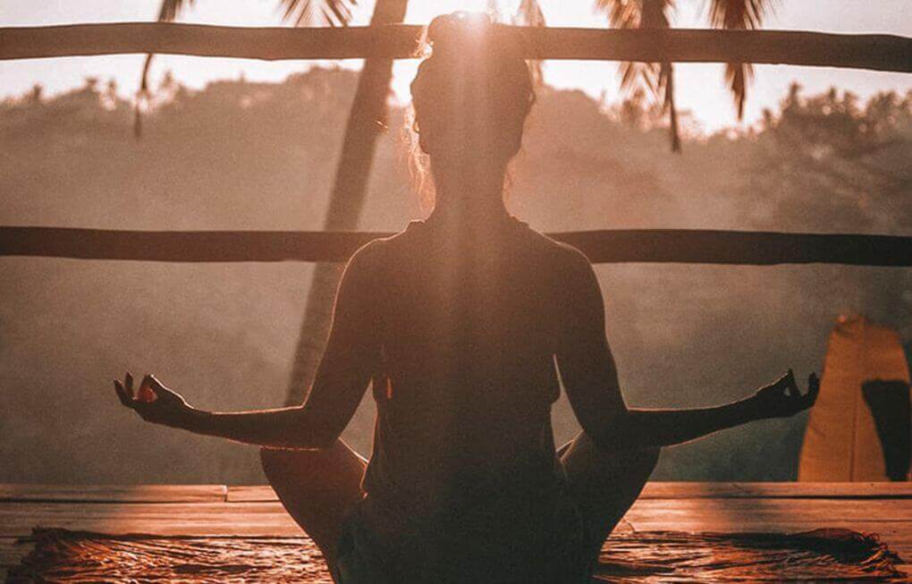 Ασκήσεις yoga για να ξεκινήσεις την ημέρα σου με ενέργεια 